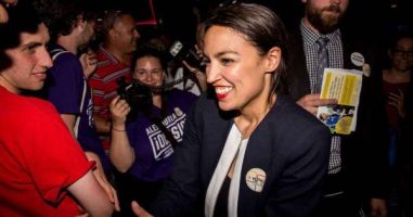 Una latina de 28 años vence sorpresivamente a uno de los demócratas de mayor rango en el Congreso