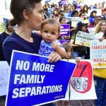 Un juez ordena reunificar a todas las familias de inmigrantes separadas en la frontera