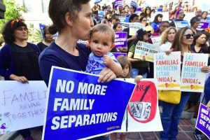 Un juez ordena reunificar a todas las familias de inmigrantes separadas en la frontera