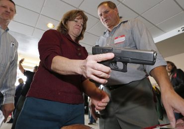Dominicanos NY opuestos profesores usen armas de fuego en clases
