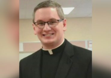 Sacerdote católico de Allentown enfrenta cargos por tocar y enviar fotos desnudo a menor