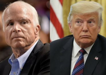 Trump cede y vuelve a poner la bandera a media asta en honor a McCain