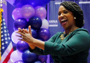 Demócrata afroamericana se impone a un veterano congresista en las primarias de Massachusetts