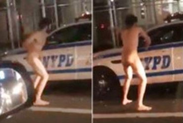Hombre desnudo le entra a trompadas a vehículo Policía NY