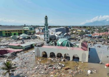 Ascienden a 832 los muertos por el terremoto y tsunami en Indonesia
