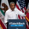 Obama hace campaña contra Trump en el décimo aniversario de su victoria