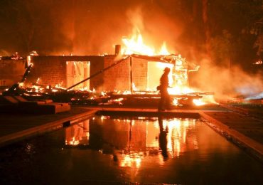 Son ya 77 los muertos por los incendios en California y cientos continúan desaparecidos
