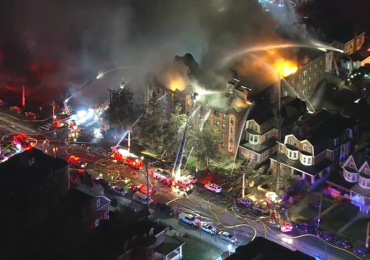 Voraz incendio destruye lujoso condominio de Filadelfia