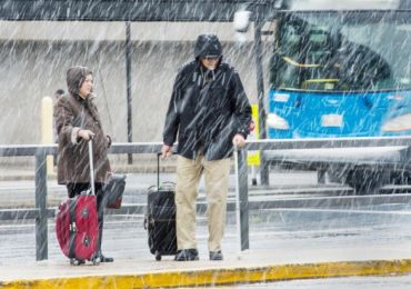 Dos personas muertas y más de 8 mil vuelos retrasados por la tormenta invernal