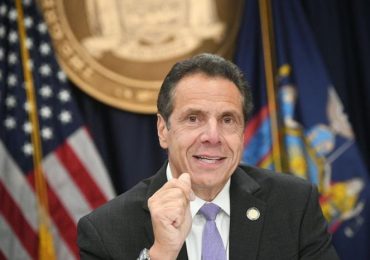 Gobernador NY propone agresión a un periodista sea delito grave