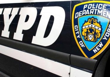 Policía  golpea y dispara su arma en bar de Brooklyn