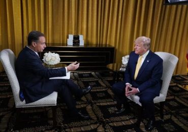 Trump asegura que los latinos apoyan su plan de deportaciones y se enfrasca en acalorada discusión con el presentador de Telemundo