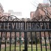 Construyen morgue frente a hospital de Manhattan para posible aumento víctimas de COVID-19
