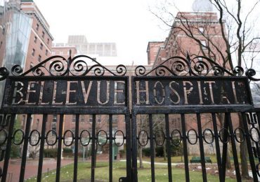 Construyen morgue frente a hospital de Manhattan para posible aumento víctimas de COVID-19
