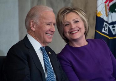 Hillary Clinton apoyó a Joe Biden diciendo que es “la persona correcta en el momento preciso”