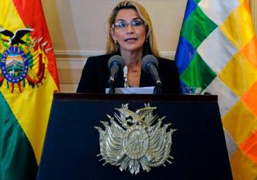 Presidenta de Bolivia retira su candidatura a las elecciones para unificar oposición contra Evo Morales