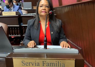Diputada Servia Iris Familia deposita proyecto de resolución solicita eliminación de cobro de diez dólares a dominicanos que lleguen al país
