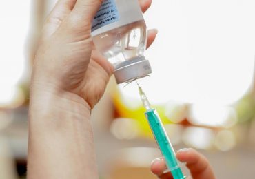 Una enfermera en Nueva York recibe la primera vacuna contra el coronavirus de Pfizer BioNTech