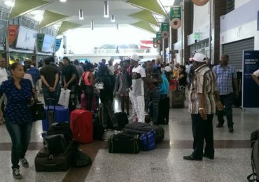 Ya son decenas de miles los pasajeros varados en aeropuertos por no tener prueba PCR