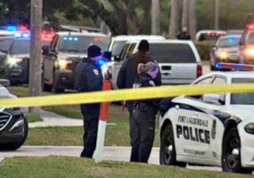 Dos agentes del FBI mueren en un tiroteo en un complejo de apartamentos en Florida