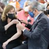 El Presidente dominicano Luis Abinader acompaña a su madre a vacunarse contra el COVID-19