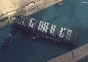 Reflotan el barco atascado en el canal de Suez y el tráfico se reanuda