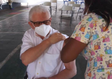 Diputado Ramon Ceballo se vacuna contra el COVID