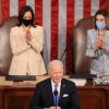 Dos mujeres guardan la espalda de Joe Biden