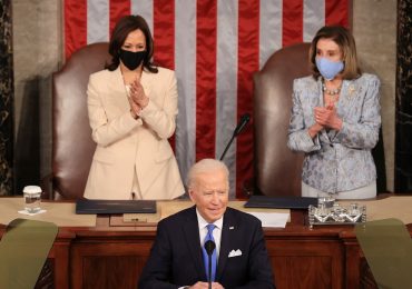 Dos mujeres guardan la espalda de Joe Biden