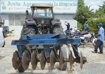 Ministerio de Agricultura entrega tractor a agricultores de Bávaro, a menos de 48 horas de solicitud