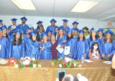 Northeast Learning Center celebra graduación bachillerato de jóvenes Hispanos en Filadelfia