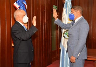 Ministro de Agricultura posesiona a Francisco Guillermo García García como director del IAD