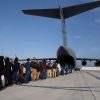 Reanudan vuelos de evacuación desde Kabul tras los mortales atentados cerca del aeropuerto