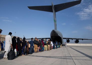 Reanudan vuelos de evacuación desde Kabul tras los mortales atentados cerca del aeropuerto
