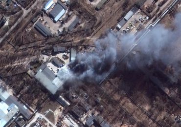 Misil ruso destroza centro comercial en Kiev y mata al menos a seis personas