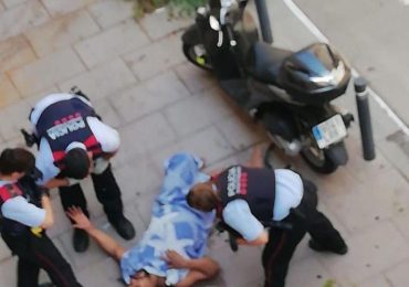 Intenta suicidarse lanzándose de un tercer piso en Barcelona