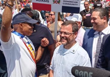 Alcalde de NY Eric Adams y el Senador Luis Sepúlveda marchan con los dominicanos
