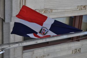 Orgullosos de sus raíces culturales dominicanos izan bandera en Plaza Dilworth Filadelfia