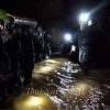 Reanudan la operación de rescate de los ocho niños y el entrenador que quedan en la cueva en Tailandia