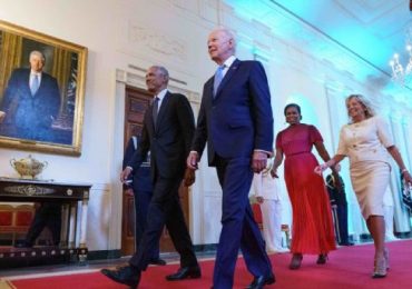 Los Obama regresan a la Casa Blanca para revelar retratos oficiales